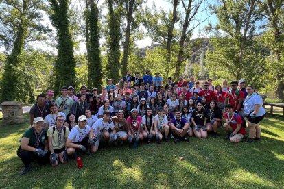 Scouts participantes en la actividad en el Soto Playa de Soria.