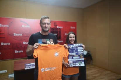 El concejal de Deportes, Manu Salvador, junto a a Raquel Rioja, una de las organizadoras del Torneo.