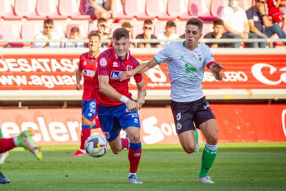 David González durante un partido en Los Pajaritos con la elástica del Numancia.