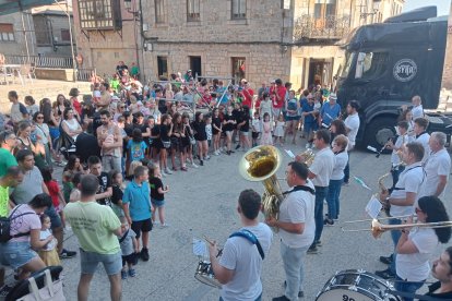 Pasacalles de la banda de Duruelo en el inicio de las fiestas de Santa Marina.