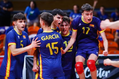 Los jugadores de la sub-18 celebran el pase a la semifinales del torneo.