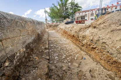 El empedrado está a nivel del arranque del puente medieval