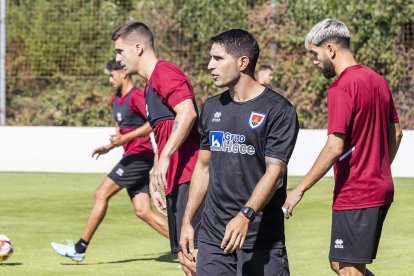 El preparador físico del Numancia, David Ramos 'Corrus', durante el primer día de pretemporada del equipo.