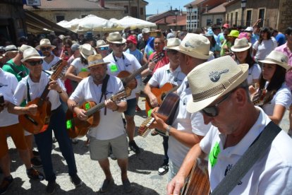 La Ronda Popular de Duruelo salió a la calle por la celebración de Santa Marina.