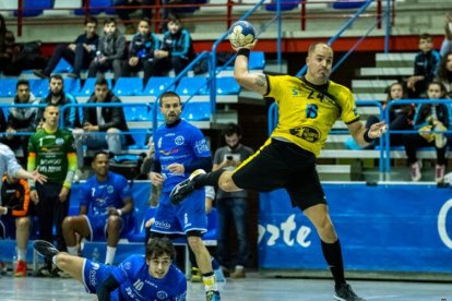 BM Soria y Base Oviedo durante un partido de hace tres temporadas.