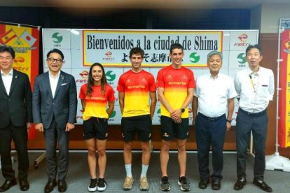 Marina Muñoz y Javier Izquierdo junto a representante del triatlón de la ciudad japonesa.