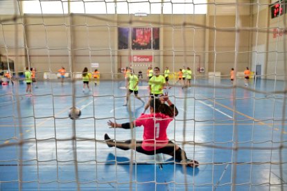 El torneo reúne a unas 150 jugadoras de 12 equipos.