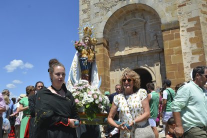 Salida de la imagen de la Virgen de la Blanca en procesión.