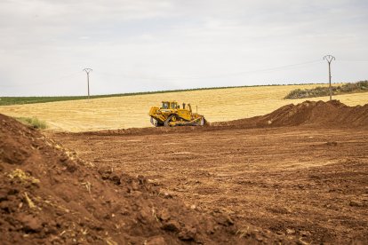 Obras en el tramo Fuensaúco-Villar del Campo. MARIO TEJEDOR