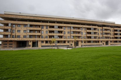 El edificio de la polémica quinta planta construida de más.