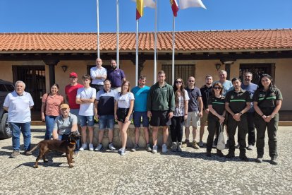 Los asistentes al curso en Castillejo de Robledo.