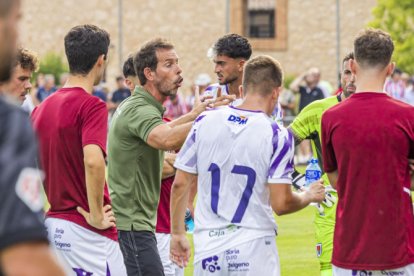 Aitor Calle se dirige a sus jugadores tras una pausa de hidratación en el amistoso ante el Atlético de Madrid.