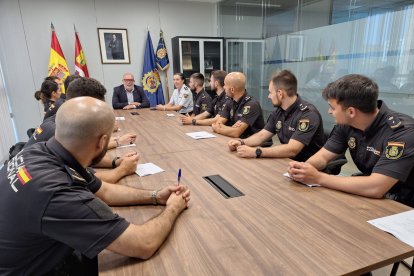 Reunión de los nuevos agentes con el subdelegado del Gobierno.