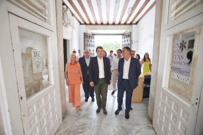 El presidente de la Junta, a la izquierda, junto al alcalde de El Burgo, a la derecha.