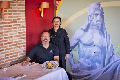 Juanjo y Mari Cruz junto al Saturno del yacimiento de Los Quintanares, joya del pueblo.