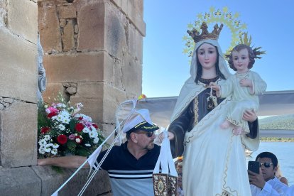 La Virgen del Carmen, junto al campanario de la iglesia de La Muedra.