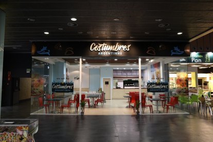 Exterior del nuevo restaurante del centro comercial Camaretas, 'Costumbres Argentinas'.