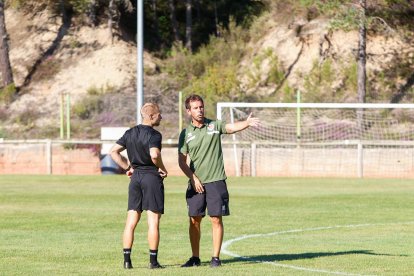 El técnico del Numancia, Aitor Calle, antes del encuentro ante Unionistas en Navaleno.