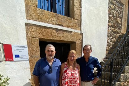 Arancón, De Gregorio y Palacios junto a la vivienda rehabilitada en Villar del Ala.