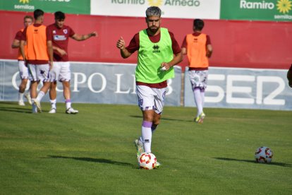 Dieste en pleno calentamiento en las instalaciones de La Planilla de Calahorra.