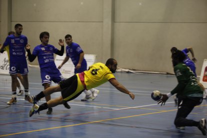 Marcos Eguren durante un partido de hace cuatro temporadas ante el Base Oviedo, equipo que esta temporada regresa al San Andrés.