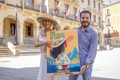 Eder García y Yolanda Benito, con el cartel ganador. MARIO TEJEDOR