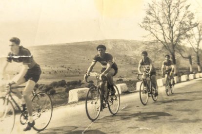 Ildefonso Calle, en el centro de la imagen, fue un destacado ciclista soriano de mediados del siglo pasado.