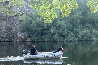 Geos de la Policía rastrean el Duero en Soria en busca del joven desaparecido.