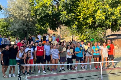 Vecinos de Tarancueña en la pista de picleball.