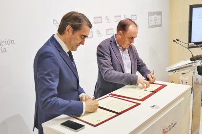 Suárez-Quiñones y Serrano durante la firma del acuerdo.