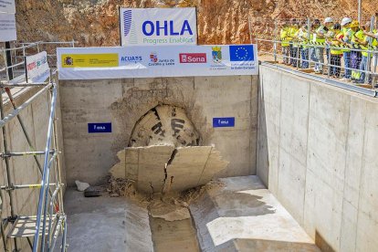 La tuneladora Saturia rompe la pared en el emboquille Norte. - MARIO TEJEDOR