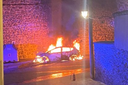 El vehículo incendiado en Ágreda.