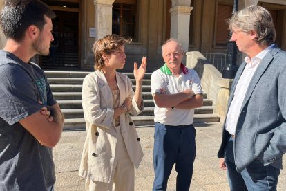 Raúl Pascual, Marta Pérez y Enrique Pascual Oliva dialogan con el alcalde Carlos Martínez Mínguez.