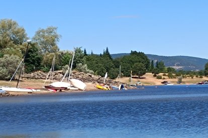 Embarcaciones volcadas en el embalse de la Cuerda del Pozo.