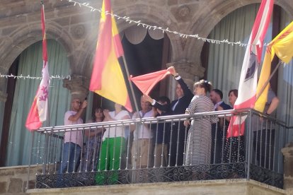 El pañuelo rojo ondea en el balcón del Ayuntamiento de Ágreda para confirmar que habrá festejos taurinos en las fiestas de San Miguel.