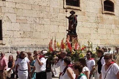 Procesión con la imagen de San Roque.