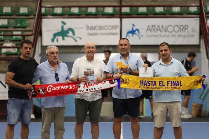 El presidente del BM Soria Carlos, segundo por la izquierda, junto al Alberto Miranda, segundo por la derecha, y el resto de representantes durante el torneo.