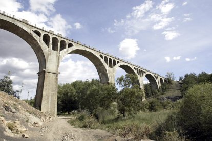 Viaducto ferroviario sobre el río Golmayo.