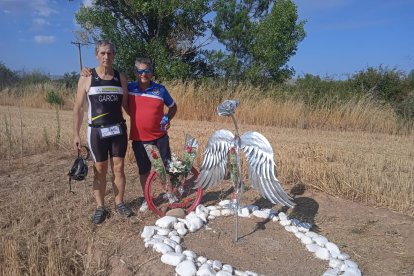 José Luis García en el monumento que recuerda el lugar en el que fue atropellada María García en la carretera de Logroño.