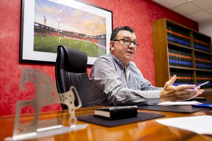 Patricio de Pedro en su despacho en las oficinas de Mariano Vicén.