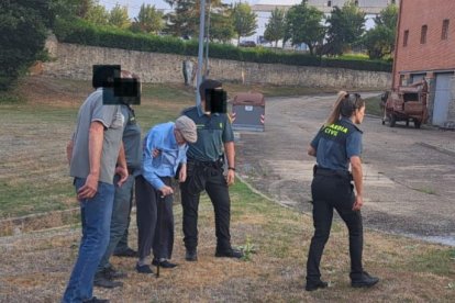 La Guardia Civil junto al anciano localizado en San Pedro.