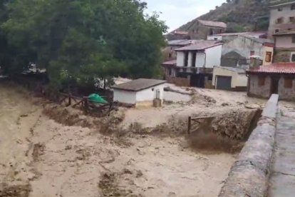 Magaña es una de las localidades más afectadas tras las tormentas del lunes en la provincia de Soria. El desbordamiento del río Montes, con agua bajando de zonas más altas y tapones en su cauce, causó inundaciones que llegaron incluso a las viviendas y locales del pueblo, donde el agua alcanzó hasta un metro de altura. En este vídeo se observa la fuerza de la riada.