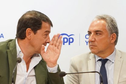 El presidente del PP de Castilla y León, Alfonso Fernández Mañueco, y el vicesecretario de Coordinación Autonómica y Local del PP, Elías Bendodo, clausuran la reunión del Comité Ejecutivo Autonómico del PPCyL.