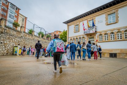 Alumnos en el primer día de colegio en La Arboleda.