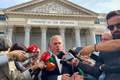 Ángel Ceña en su comparecencia ante los medios frente al Congreso de los Diputados.