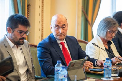 Jesús Manuel Alonso, en el centro, en  el pleno de ayer de Diputación.