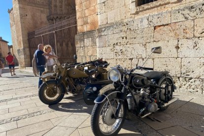 La Vuelta a Soria celebra su cuarta edición con El Burgo de Osma como 'sede' y los mejores ejemplares de motos clásicas.