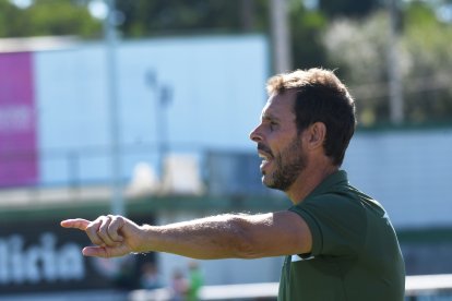 Aitor Calle da instrucciones en el transcurso del encuentro en O Vao.