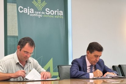 Ramsés López y Carlos Martínez Izquierdo en la firma del convenio.