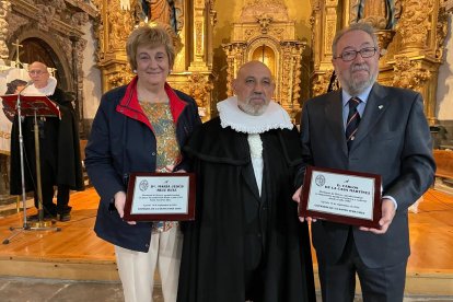 María Jesús Ruiz y Carlos de la Casa, junto a un cofrade.